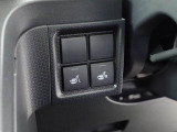【シートヒーター】運転席と助手席をそれぞれ独立して操作できるため、座る人と室内温度にあわせた快適なシート温度が得られます♪