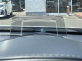 【ヘッドアップディスプレイ(HUD)】フロントウインドウガラスに走行情報を投影します。運転中の目線と重なるように表示されるので、少ない視線移動で速度が確認できるので、 ドライビングに集中できます!