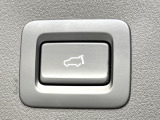 【パワーバックドア】スマートキーや運転席のボタンを押すだけでリアゲートが自動で開閉します!荷物を持っている時や、高い位置にあるバックドアを閉める際に便利な機能です♪