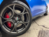 ●純正18インチアルミホイール:輸入車ならではの卓越した走りを支えるホイールと足回りです!日本車の走りに慣れている方にもぜひ体感して頂きたいほど、高いレベルでまとまっています!
