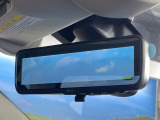 【スマートリヤビューミラー】後席の大きな荷物や同乗者で後方が確認しづらい時でも安心!カメラが撮影した車両後方の映像をルームミラー内に表示。クリアな視界で状況の確認が可能です!