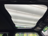 【ガラスルーフ】ガラスルーフ搭載で車内の解放感が一気にアップ!開放的なドライブをお楽しみいただけます。