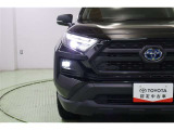 存在感のあるワイドなヘッドライトは環境にも優しく経済的なLEDです。周囲の明るさを感知して点灯・消灯するオートライト搭載。オートハイビームも搭載していますので面倒なヘッドライトの切替えは不要です。