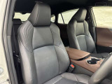 高いホールド性で運転姿勢が安定します。長距離ドライブでも疲れにくいのが魅力です。