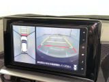 パノラミックビューモニターを装備。駐車場や交差点でクルマを真上から見るように周囲を確認できます。機能の詳細は販売店スタッフまでおたずねください。