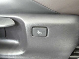 運転時の腰の負担を軽減してくれる電動ランバーサポート装着です。長距離ドライブの強い味方ですね。