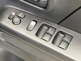 【電動格納ミラー】サイドミラーは電動格納式となっており、狭い駐車場でもキズがつくリスクを抑えられます。