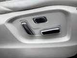 運転席は10Wayのパワーシートです。