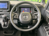 インテリアに合わせたデザインのステアリングは、運転される方のことも考え、運転しやすい形状、大きさです。是非一度、実際に触ってお確かめください。