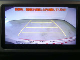 バックモニター付き。 車両後方の映像が画面に表示されるので、車庫入れが苦手な人も安心です。ただし、目視確認もお忘れなくお願いいたします。