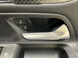 メモリー付き電動シートも装備されておりますのでシート位置を3パターン記憶できます。