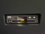 ETCカードを挿入することで高速道路を利用する際の支払いがキャッシュレスになったり、ETCスマートインターチェンジが利用できたり、とても便利なアイテムです!保証は修理保証のみとなります。