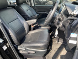 運転席まわりには十分なスペースがあり、大柄な方でもゆったり運転していただける環境です。