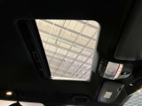 ルーフで明るい車内と開放感あるドライブをお楽しみいただけます。