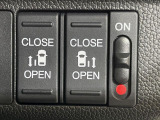 【両側パワースライドドア】スマートキーや運転席のスイッチで後席両側スライドドアの開閉が可能♪電動だから力を入れてドアを開ける必要が無く、小さなお子様でも簡単に開け閉めでき快適です♪