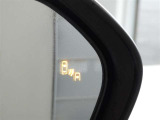 ブラインドスポットモニター装備。隣車線を走る車両を検知。ドアミラーでは確認しにくい後方、側方エリアに存在する車両や急接近してくる車両も検知しドアミラーに搭載されたLEDインジケーターが点灯します。