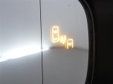 隣車線を走る車両をレーダーで検知し、ドアミラーでは確認しにくい後側方エリアに存在する車両に加え、急接近してくる車両も検知します。車両を検知するとドアミラーに搭載されたLEDインジケーターが点灯します。