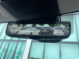【デジタルインナーミラー】車両後方カメラの映像をルームミラーに映すことが出来ます。 そのため、後席に人や荷物があって後方が見えづらい場合でもしっかり視界を確保することが出来ます。