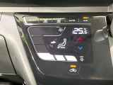 【オートエアコン】一度お好みの温度に設定すれば、車内の温度を検知し風量や温度を自動で調整。暑い&hellip;寒い&hellip;と何度もスイッチ操作をする必要はありません。快適な車内空間には必須の機能ですね♪