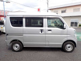 国の指定を受けた自社工場で、整備士が車検と点検整備を行っております。