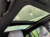 【調光パノラマルーフ】車内の解放感が一気に上がる大型パノラマルーフに調光機能がプラス!日差しが強い時、シェードを閉めなくてもガラスの透明度を調整することで心地よい明るさに♪