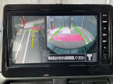 車両の側面にある死角をカメラで映し出し、車内のモニターに表示するシステムです。車両の側面は、ドアミラーや目視だけでは確認しづらい死角があるため、安全運転に役立ちます。