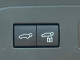 【パワーバックドア】スマートキーや運転席のボタンを押すだけでリアゲートが自動で開閉します!荷物を持っている時や、高い位置にあるバックドアを閉める際に便利な機能です♪