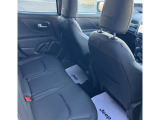【リアシート】屋根までの高さがある車のため、大人の方でも圧迫感が少なく乗車出来ます。足元は広く取られているため、ゆったりとお乗り頂けます。