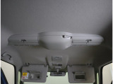前席上部に付いているスリムサーキュレーターで室内の空気を循環させエアコンの効きをサポート☆後席でも快適にお過ごしいただけます♪