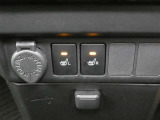 運転席と助手席には寒い時にうれしいシートヒーターが装備されてます。