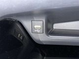 充電用USB端子付き。スマートフォンなどの充電に便利です。
