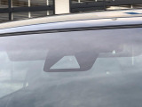 【プリクラッシュセーフティ】前方の車両等を検知し、衝突しそうな時は警報で注意を促し、ブレーキを踏む力をサポート。ブレーキを踏めなかった場合は衝突被害軽減ブレーキが作動、衝突回避をサポートします。