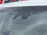 【プリクラッシュセーフティ】前方の車両等を検知し、衝突しそうな時は警報で注意を促し、ブレーキを踏む力をサポート。ブレーキを踏めなかった場合は衝突被害軽減ブレーキが作動、衝突回避をサポートします。