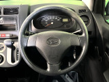 インテリアに合わせたデザインのステアリングは、運転される方のことも考え、運転しやすい形状、大きさです。是非一度、実際に触ってお確かめください。
