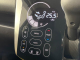 【オートエアコン】一度お好みの温度に設定すれば、車内の温度を検知し風量や温度を自動で調整。暑い&hellip;寒い&hellip;と何度もスイッチ操作をする必要はありません。快適な車内空間には必須の機能ですね♪