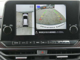 全周囲カメラで、クルマを上空から見下ろしているかのような映像を映し出します。周囲の状況がひと目でわかります!