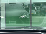 【ヘッドアップディスプレイ(HUD)】フロントウインドウガラスに走行情報を投影します。運転中の目線と重なるように表示されるので、少ない視線移動で速度が確認できるので、 ドライビングに集中できます!