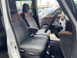 運転席・助手席は、ゆったりと座れるサイズで、長時間の運転でも快適です。