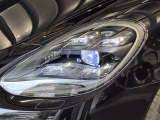 オプション設定のLEDマトリックスヘッドライト/ポルシェダイナミックライトシステムプラス【ハンドル操作に合わせてLEDヘッドライトの照射方向が稼働しナイトドライブをアシストします】