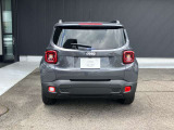後方から見ると特徴のあるテールランプシンプルにjeepエンブレムが付いてきます。