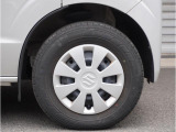 【ホイールキャップ】車に良く似合う純正ホイールキャップが装備されています。ノーマルタイヤ、スタッドレスタイヤもスズキ自販島根にお任せください。
