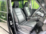 運転席まわりには十分なスペースがあり、大柄な方でもゆったり運転していただける環境です。