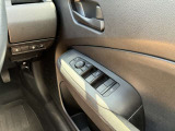 運転席側のドア部。こちらのスイッチでドアミラーの角度調整やパワーウィンドーの操作が可能になります。