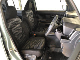 運転席の座面高さを調整できるシートリフターが付いています。
