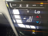 【オートエアコン】一度お好みの温度に設定すれば、車内の温度を検知し風量や温度を自動で調整。暑い&hellip;寒い&hellip;と何度もスイッチ操作をする必要はありません。快適な車内空間には必須の機能ですね♪