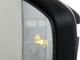 ブラインドスポットモニター装備。隣車線を走る車両を検知。ドアミラーでは確認しにくい後方、側方エリアに存在する車両や急接近してくる車両も検知しドアミラーに搭載されたLEDインジケーターが点灯します。