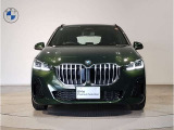 【BMWの伝統-1】BMWの特徴的な&ldquo;キドニーグリル&rdquo;は、80年以上続く伝統の形でございます。変わらないこだわりのデザインが、プレミアムブランド&ldquo;BMW&rdquo;を創り出します。