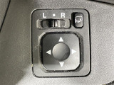 【電動格納ミラー】運転席のスイッチで、ドアミラーの開閉や角度の調整ができます。