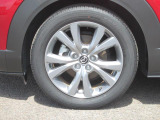 18インチ純正アルミホイールを装備。タイヤサイズは215/55R18となります。