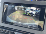 【バックカメラ】ナビ画面に後方映像を映し出すので、駐車時は特に安心!
